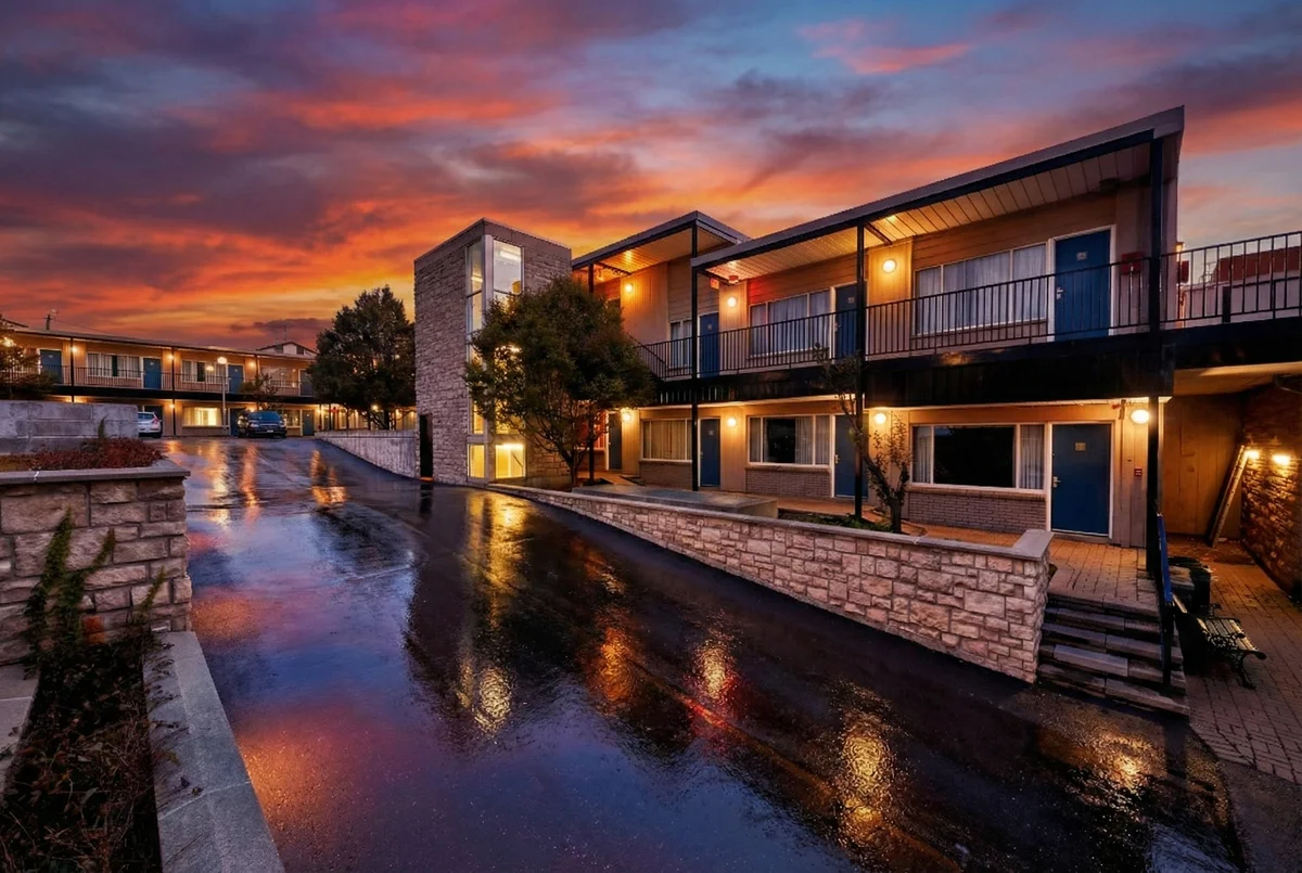 The Falls Inn — Courtyard Exterior